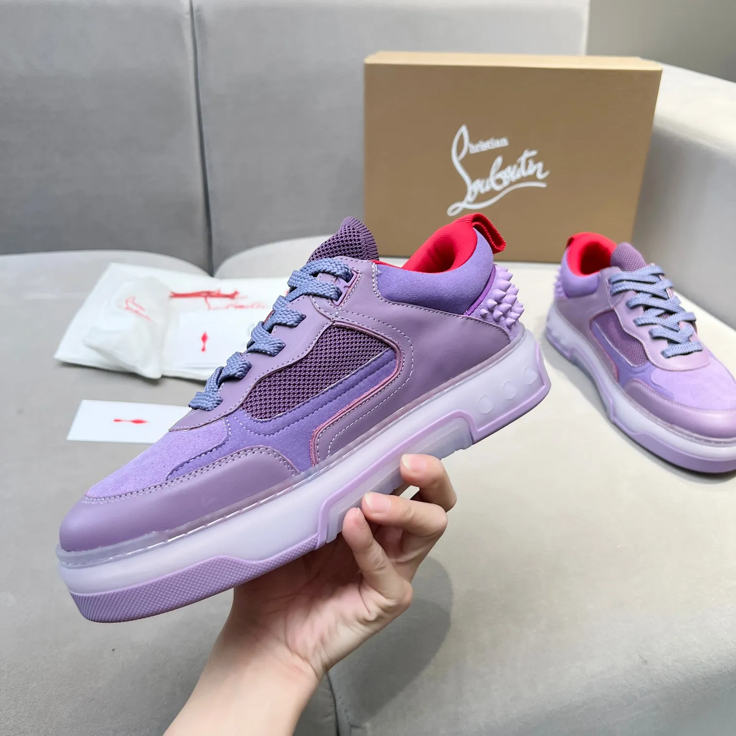 Men's shoes 💰700 🌹🌹🌹̋ Wang Junkai Yang Mi Xu Kai Zhang Jingyi Ding Chengxin Chen Muchi Wang Ziyi Same style Christian Louboutin Lu Boting 2024 [New product] ASTROLOUBI Unisex thick-soled sneakers with red soles are the perfect fusion of fashion and sport. The fabrics are made of luxurious calfskin, soft suede, smooth satin and laminated leather, and are decorated with classic rivets on the back. The interior is blended with a knitted tongue for added durability, breathability and quick-drying comfort. The outsole is made of a combination of EVA foam and imported rubber, and the colorful CL iconic letters on the side of the outsole show the brand's unique style. It is a ceiling-level comfortable skate shoe! ! ! Multiple colors available, currently men’s sizes 39--45